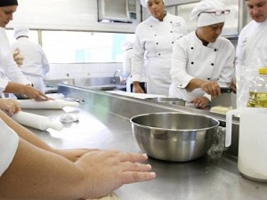 Senac oferece cursos que ensinam a preparar pães, saladas e lanches infantis